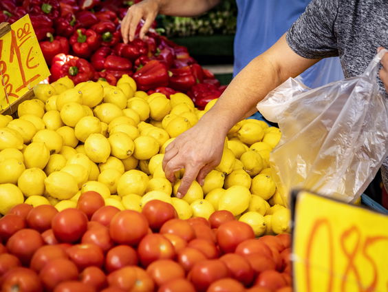 Meer Nederlanders doen boodschappen over de grens