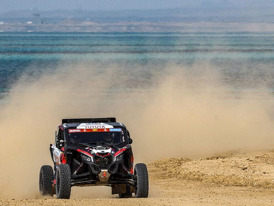 Eerste vrouwenteam rijdt Dakar Rally in truck
