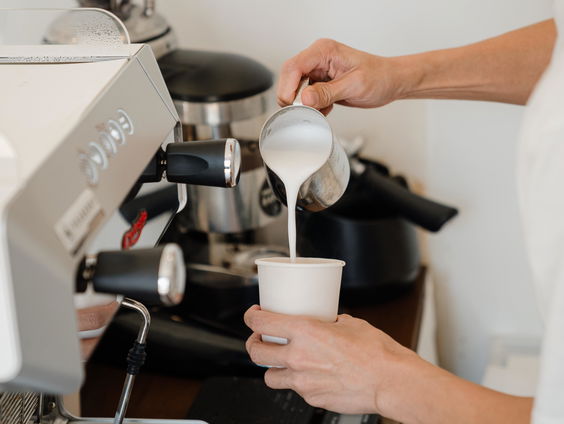 Commotie om reclame voor havermelkijs in Amsterdam