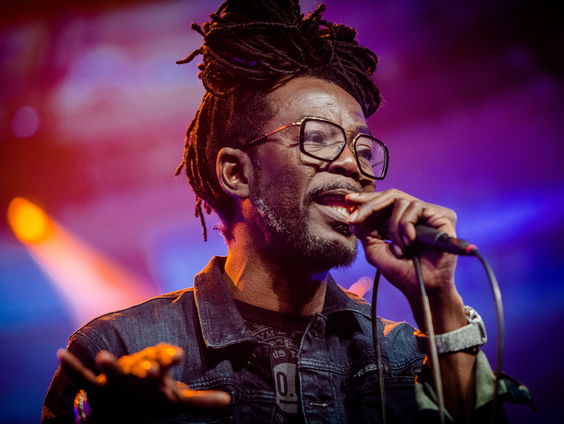 Zanger Kenny B speelt zijn nieuwe nummer en vertelt over zijn theatershow