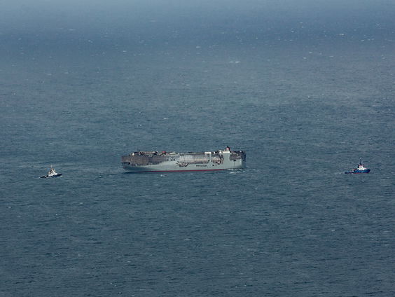 Schip Fremantle Highway wordt versleept: 'Is een wetenschap op zich'