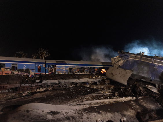 Treinen botsen frontaal op elkaar in Griekenland: tientallen doden en gewonden