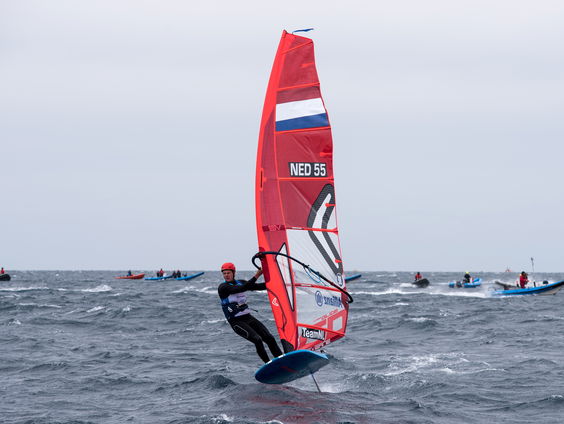 Het botert niet binnen de Nederlandse windsurfploeg: 'Niet iedereen gaat even lekker met elkaar'