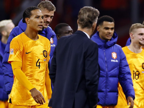 Persconferentie van Van Gaal met oranje onderbroeken