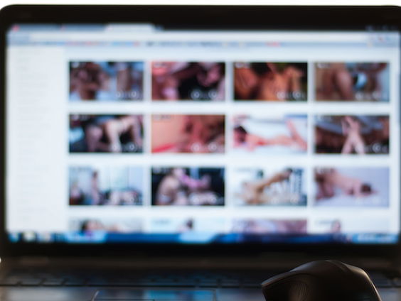 Zorgen over de porno-industrie: 'ingewikkeld om de kop in te drukken'