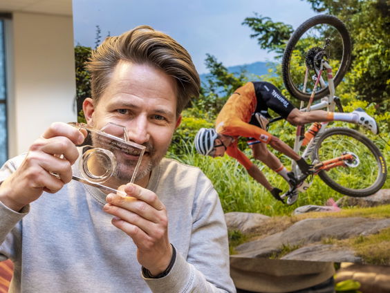 Robin van Lonkhuijzen wint Zilveren Camera Sportfoto met foto van Mathieu van der Poel