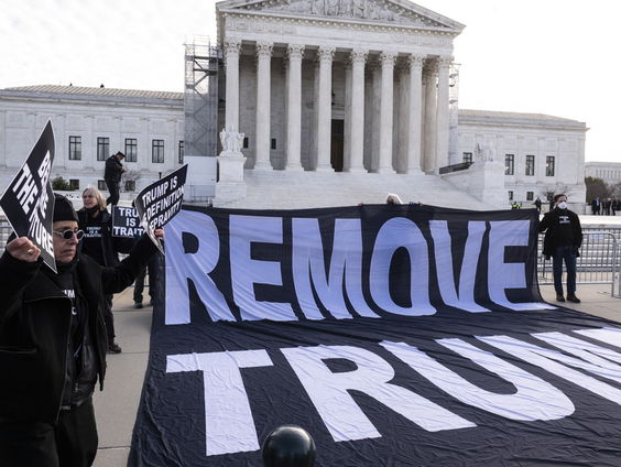 Mag Donald Trump geweerd worden van het stembiljet?