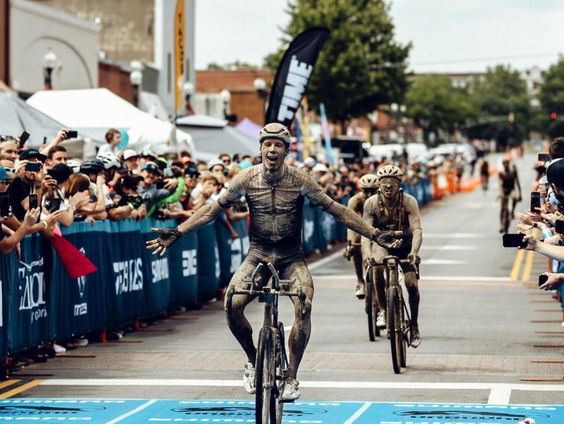 Ivar Slik won prestigieuze Gravel Unbound in Amerika: 'Noemen ze Nadal de gravelkoning...'