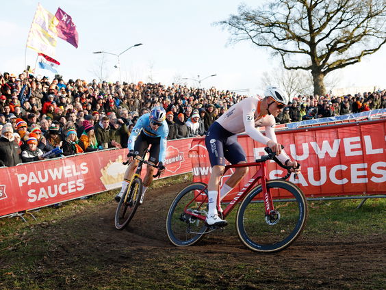Zo'n 40 duizend wielerliefhebbers bezochten Hoogerheide en zagen Van der Poel winnen van Van Aert