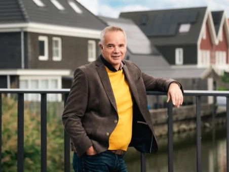 Tv-makelaar Alex van Keulen is nu ook schrijver van het boek: "Wat de gek ervoor geeft"