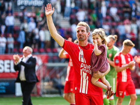 FC Twente-voetballers schrijven kinderboek