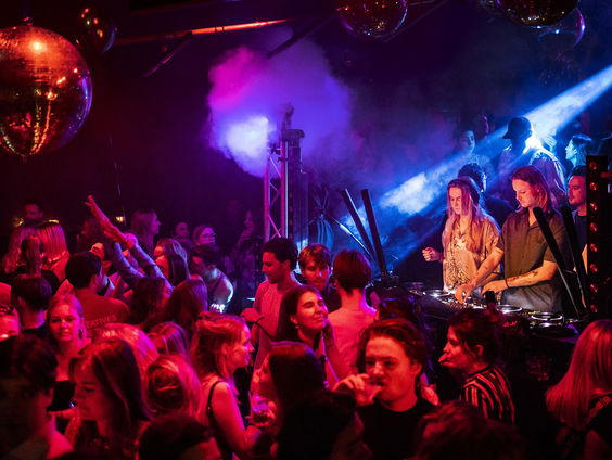 Steeds eerder de dansvloer op: het succes van feesten op de vroege avond