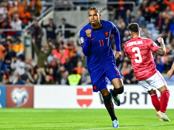 Hattrick Stengs bij ruime overwinning van Oranje op Gibraltar, Dallinga en Hato debuteren