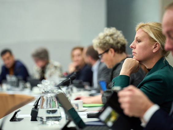 'Aantal vrouwelijke politici stagneert door vrouwenhaat'