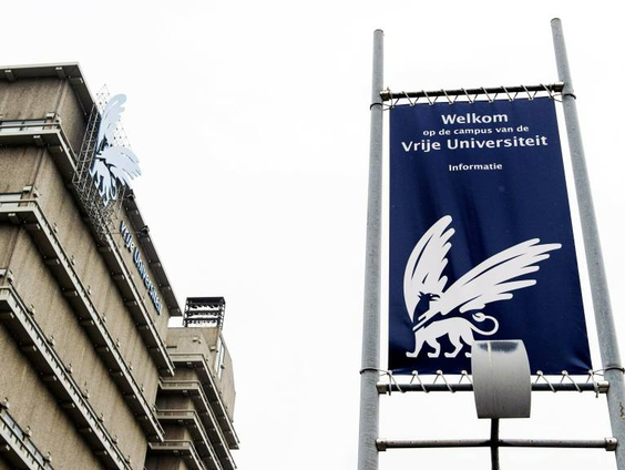 Vrije Universiteit Amsterdam trekt voorlopig stekker uit samenwerking fossiele energiebedrijven