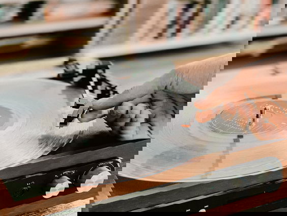 Vers Vinyl: Wat zijn de beste platen van maart?