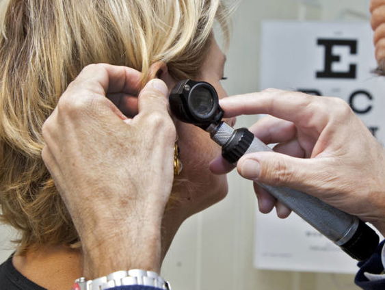 Komt er nu eindelijk een oplossing voor mensen met oorsuizen?