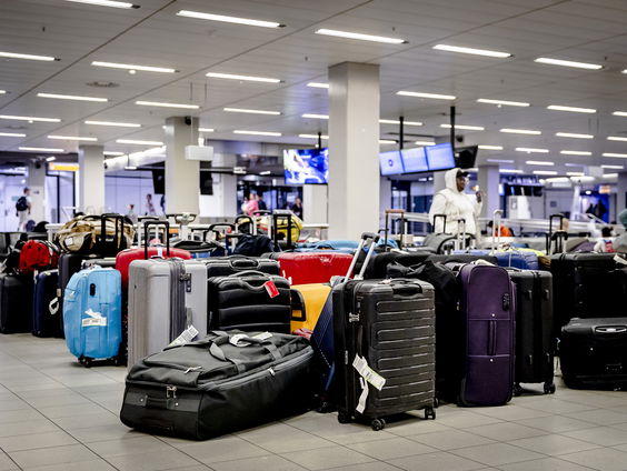 Bagage- en vrachtbedrijven op Schiphol laten hun personeel te zwaar werk uitvoeren