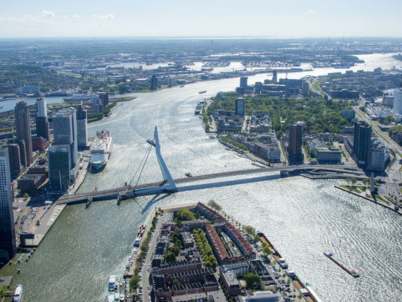 Een van de grootste cruiseschepen ligt in Rotterdam: wat levert het op?