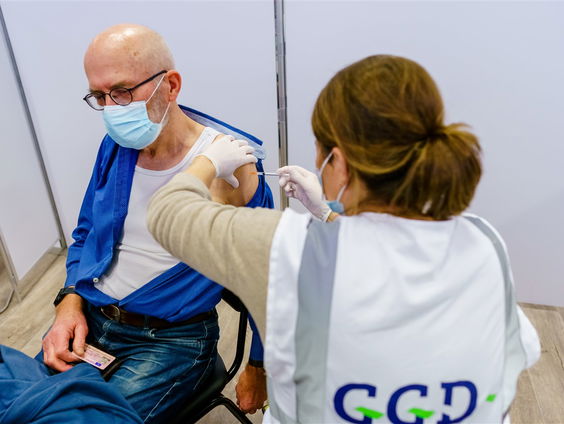 RIVM verwacht dat omikron nog voor de jaarwisseling dominant is