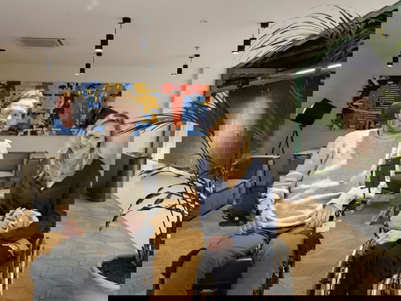 Floris (26) belandde in een rolstoel na een avondje stappen, Roos kijkt mee bij het revalidatieproces