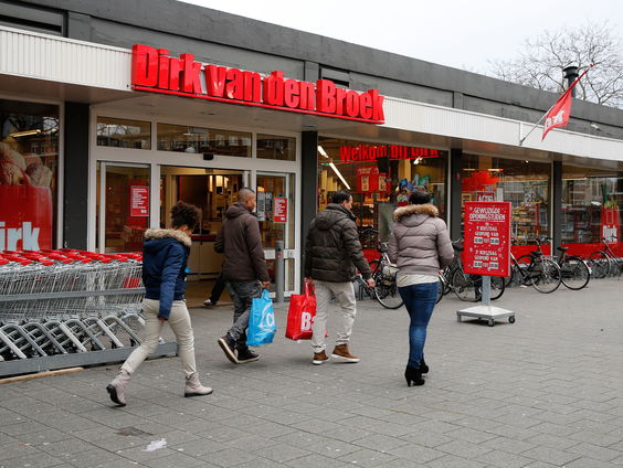 Supermarktketen Dirk bevriest deel prijzen in strijd tegen inflatie