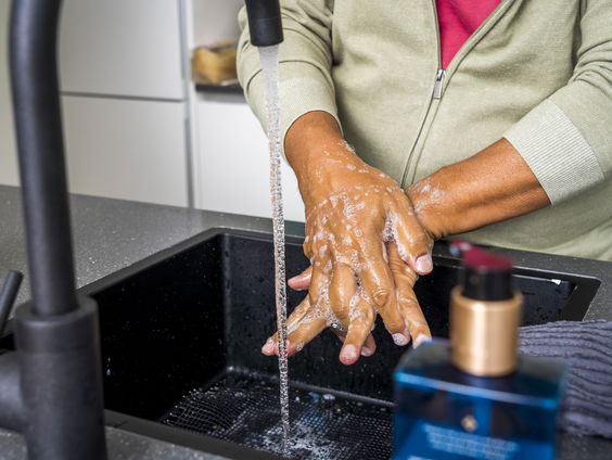 Werkgevers: 'Neem basisregels tegen corona weer in acht'