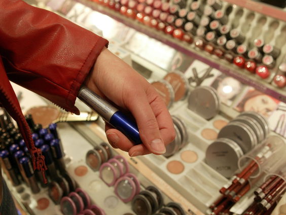 Politie en justitie hebben een blinde vlek voor criminaliteit bij meisjes