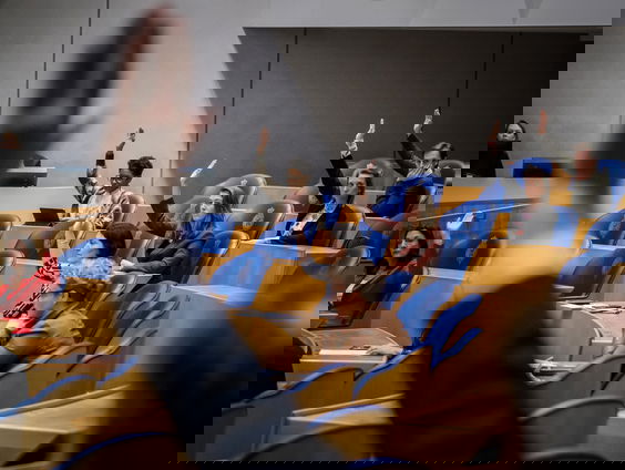 Vraag aan Den Haag: Waarom stemt de Tweede Kamer nog steeds met hand opsteken?