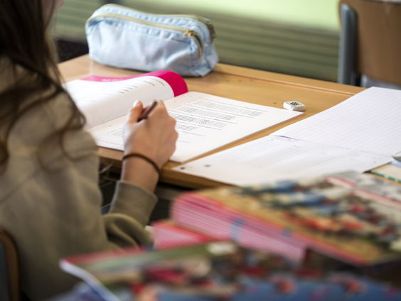 Moeten middelbare scholen samenwerking met commerciële bijlesbureaus stoppen?