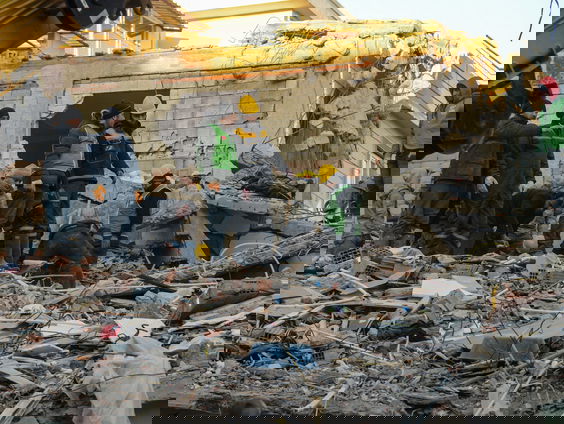 Begrafenisondernemer zamelt lijkwades in voor Turkije en Syrië