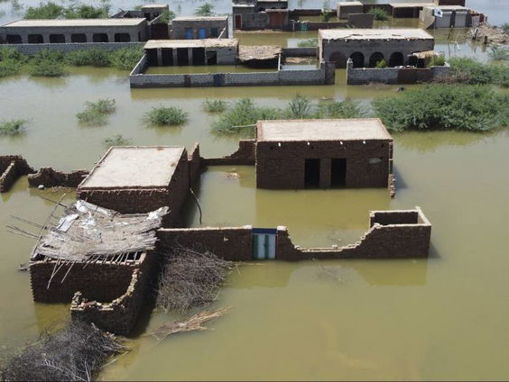 Al weken zware overstromingen in Pakistan