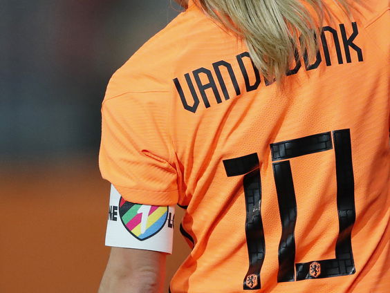 KNVB vraagt clubs opnieuw OneLove-band te dragen