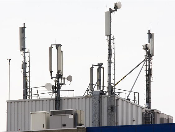 Kunnen telefoonantennes niet wat mooier worden weggewerkt in het straatbeeld?