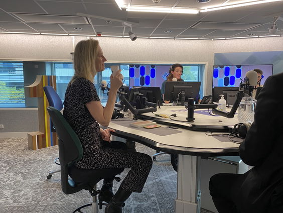 Japke-D Bouma over haar nieuwe boek 'Ik kan nu niet bellen want ik zit in een call'