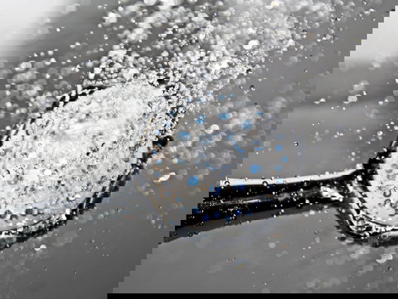 Hoe douchen met muziek geld kan besparen