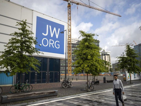 Jehova's Getuigen klagen Staat aan voor discriminatie