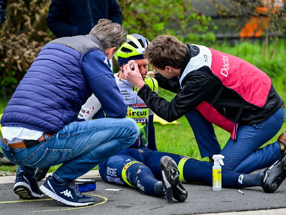 Taco van der Hoorn blijft sukkelen na val, maar: 'Tour de France is realistisch'