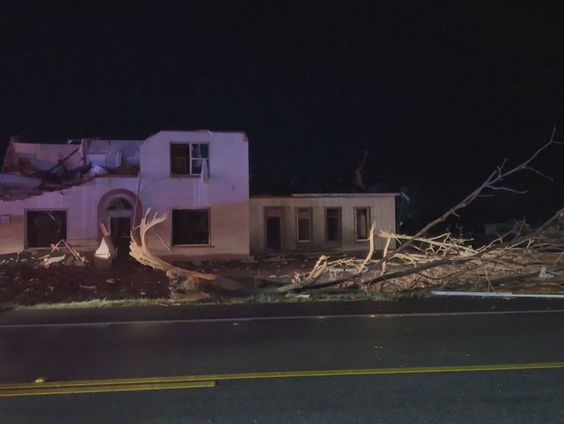 Noodhulp aan Mississippi na tornado