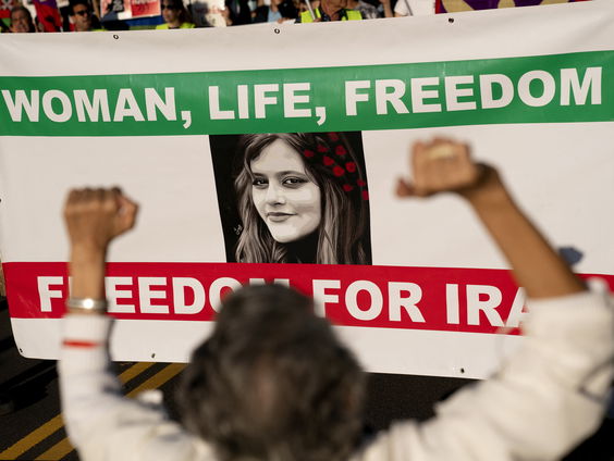 Luister naar de verhalen van de Iraanse Nederlanders om de al vijf weken durende demonstraties beter te begrijpen