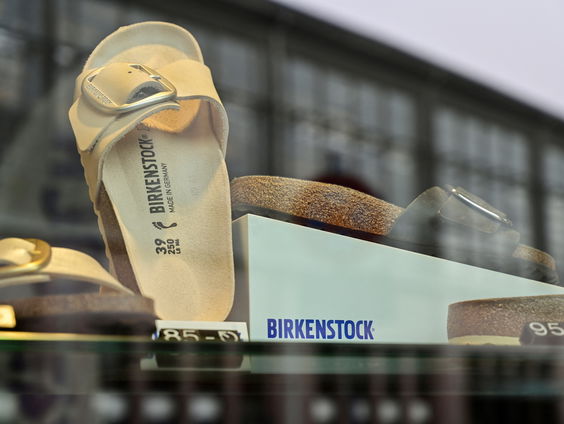 De orthopedische slipper van Birkenstock is hipper dan ooit