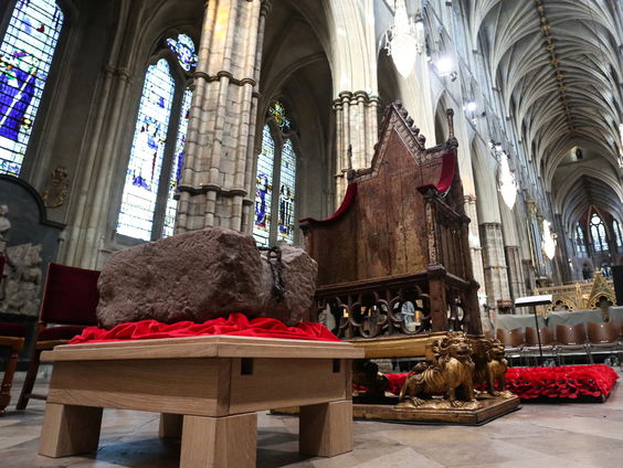 Welke rol speelt een steen in de kroning van Charles?