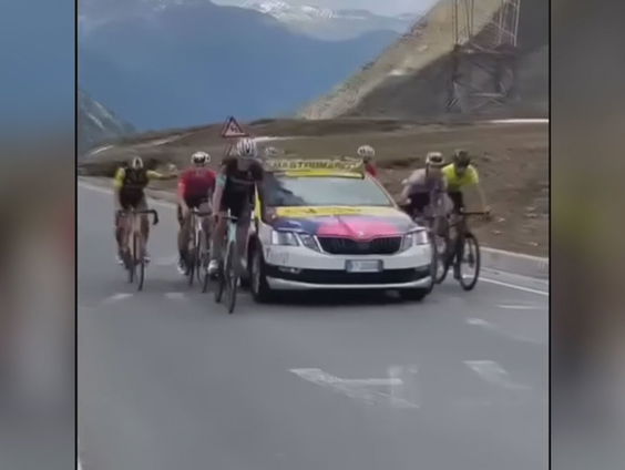 31 renner gediskwalificeerd voor hangen aan wagen, 'nog nooit zoiets gezien'