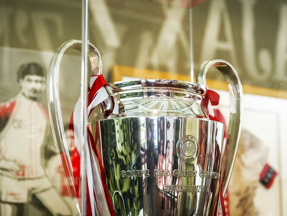 Betekent een volle clubkas ook een volle prijzenkast?