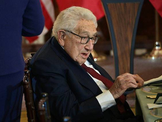 Wat doet de 100-jarige Henry Kissinger in China?