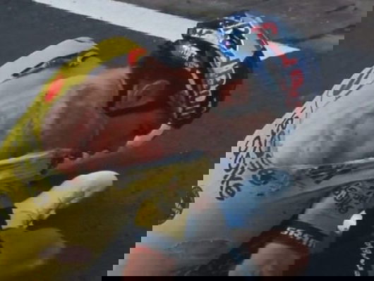 Van Aert valt en mist Ronde van Vlaanderen: 'Wielerharten bloeden'