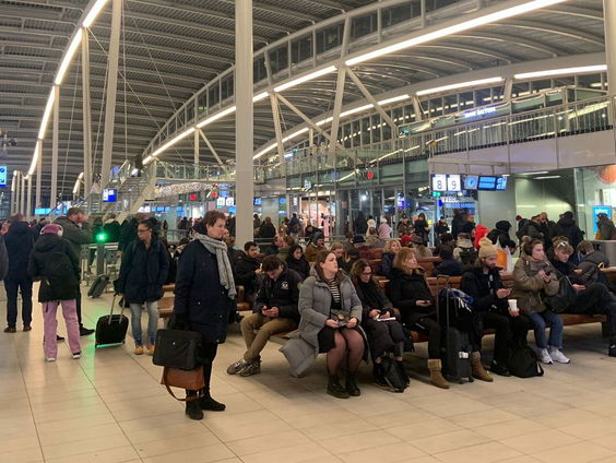 Treinverkeer rond Utrecht ontregeld door stroomstoring