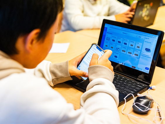 Mobieltjes uit de klas leidt tot mediawijzere jongere