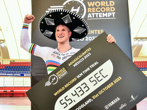 Baanwielrenner Jeffrey Hoogland verpulvert wereldrecord op de kilometer