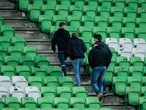 Hoe hard moet de KNVB optreden tegen zich misdragende supporters?